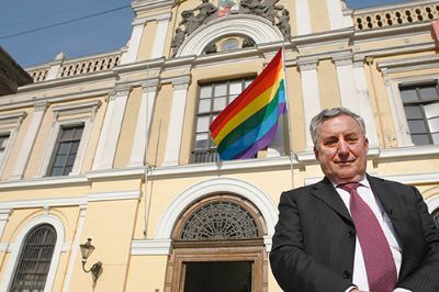 Casa Central "viste" bandera de la diversidad sexual como gesto en defensa de equidad y tolerancia