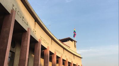 La Facultad de Derecho también enarboló la bandera de la diversidad en su edificio, adhiriendo al mensaje de pluralismo que caracteriza a la institución.