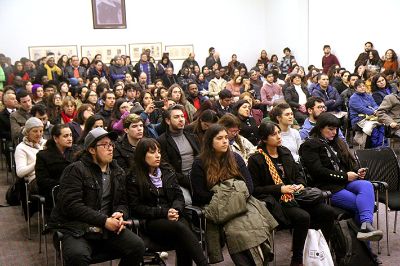 La presentación del diccionario contó con más de 300 asistentes, entre ellos distintas organizaciones de migrantes y la propia comunidad universitaria.