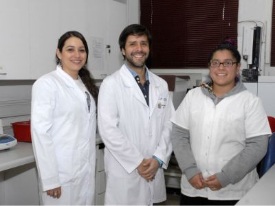 El doctor Diego García junto a parte de su equipo, la bioquímica Karla Vásquez y la técnico analista químico Greys Lagos. 