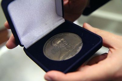 En la ocasión, el Rector Vivaldi, junto a descendientes del prócer penquista, recibieron la Medalla Bicentenario Juan Martínez de Rozas.