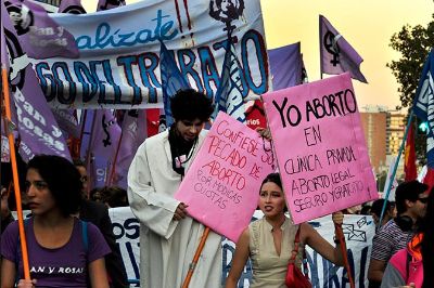 La profesora Myrna Villegas calificó como el proyecto de ley como el regreso de un derecho que le fuera conculcada a las mujeres del  país en 1989.