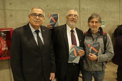 Acompañaron al autor en este lanzamiento, los Senadores Universitarios Miguel Morales y Claudio Gutiérrez.