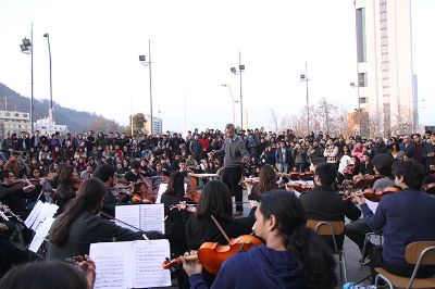 Frente al Teatro de la Universidad de Chile se presentó la Orquesta Sinfónica de Estudiantes. 