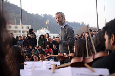 Eduardo Browne, director de la Orquesta Sinfónica de Estudiantes (OSE) y de la Banda Sinfónica de Estudiantes (BSE) de la Universidad de Chile y académico de nuestro plantel, dirigió a los músicos.