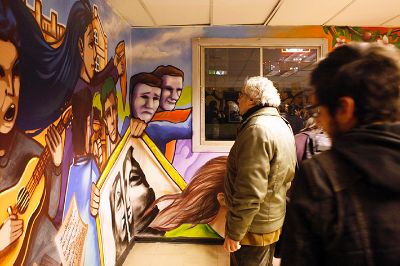 El mural fue el resultado de un trabajo en conjunto entre la Federación de Estudiantes de la U. de Chile y la Agrupación Cultural Universitaria.