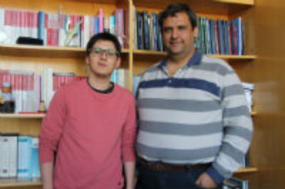 Patricio Huepe y Gonzalo Navarro, quienes desarrollaron el proyecto "Engineering compressed random access memories".