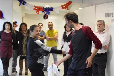 Los profesores de danza chilena, Karen Arias y Leonardo Fuentes, haciendo una demostración de pasos de cueca