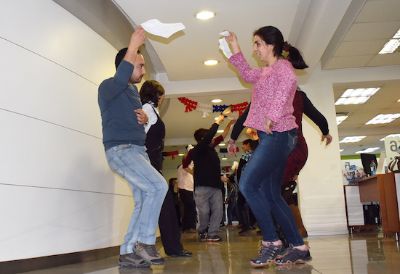 Luis Vidal y Carolina Chamorro, ambos profesores de Matemáticas del Liceo Manuel de Salas, practicando pasos de cueca