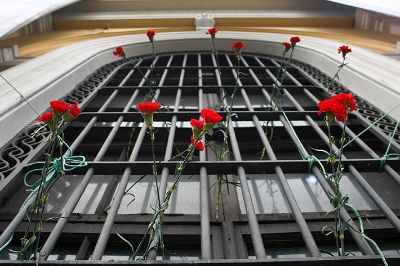 En la jornada, los funcionarios y estudiantes dispusieron claveles rojos en el frontis de Casa Central, tras la entrega de ofrendas florales al monumento al presidente Salvador Allende.