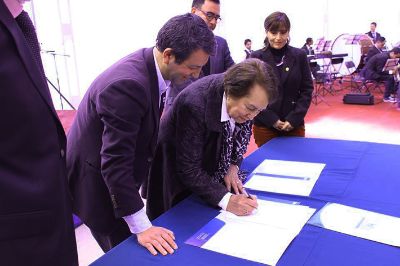 La decana de la Facultad de Artes, Clara Luz Cárdenas, firmó el convenio que permitirá potenciar el desarrollo de las artes en los colegios municipales de Isla de Maipo.