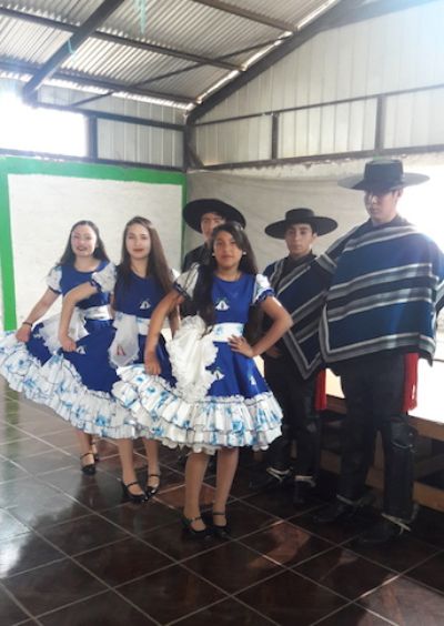 Grupo de baile folklórico de jóvenes estudiantes de la comuna de Maipú. Dentro de las cuales se encontraba la nieta de uno de los socios jubilados
