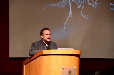 Alexander Vargas ofreció la conferencia "El dinosaurio interior de las aves: lecciones evolutivas desde sus embriones".