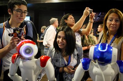 Dos pequeños robots humanoides modelo NAO también del DIE participaron en las afueras del salón de conferencias animando la jornada.