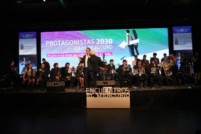 Tras una jornada de charlas y conferencias de diversas universidades chilenas, la Big Band de la Facultad de Artes subió al escenario en lo que fue la clausura del encuentro.