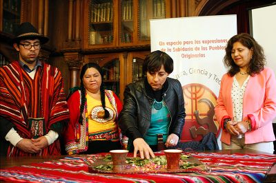 En la ceremonia andina que inauguró el Seminario se invitó a participar a la Directora del Archivo Central Andrés Bello, Alejandra Araya.