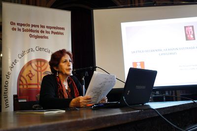 María García Puelpan, profesora de Bioética, presentó "La ética occidental, la razón ilustrada y sus categorías"