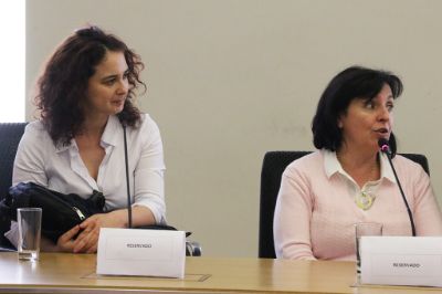 Paula Vidal (a la izquierda), coordinadora del Magíster, habló acerca de las facilidades para estudiantes de la carrera y de la Facso que se contemplan.