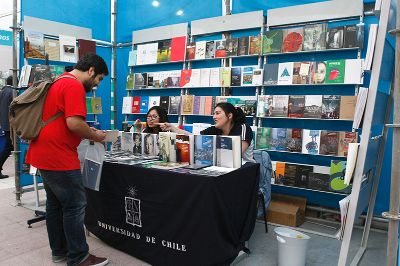 En el stand permanente de la Universidad de Chile se podrán encontrar más de 220 publicaciones.
