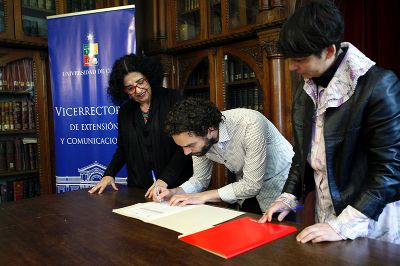 El manuscrito, que ahora resguarda el Archivo Central Andrés Bello, fue elaborado por Marta Brunet en un antiguo cuaderno escolar.