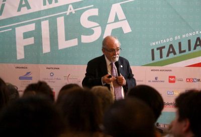 "Italianos en la historia de la Astronomía", fue la charla que ofreció el académico y Premio Nacional de Ciencias Exactas, José Maza.