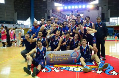 Los integrantes de la selección masculina de básquetbol de la U. de Chile se coronaron campeones nacionales de la disciplina a nivel universitario.