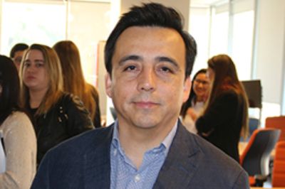 El Académico e investigador de la Facultad de Odontología, Cristian Covarrubias. 
