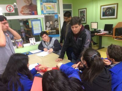 Clases en aula, talleres en el establecimiento y con la comuidad son parte de esta experiencia que constituye la práctica temprana de esta primera generación de futuros profesores de la U. de Chile.