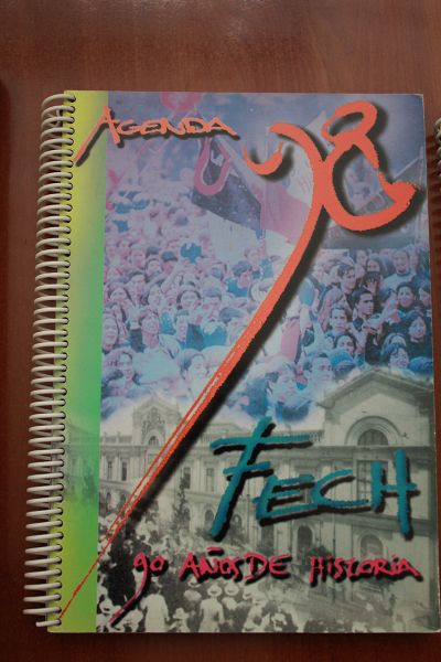 Portada de la agenda FECh 1998, encuadernación que cada año reciben los mechones de la U. de Chile.
