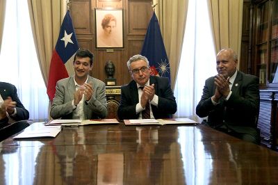 El Rector Ennio Vivaldi y el director Ejecutivo de la Agencia de comunicación Científica Eureka, Joaquín Contreras, firmaron el convenio de colaboración.