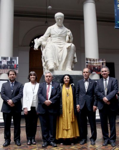 Parte del equipo directivo de la U. de Chile compartió junto al Rector Ennio Vivaldi tras la ceremonia celebrada en Casa Central.