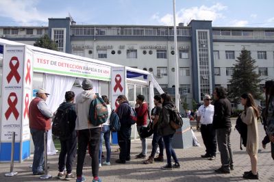 Gran número de jóvenes de entre 18 y 25 años se acercaron al Hospital Clínico de la U. de Chile a realizarse el examen.