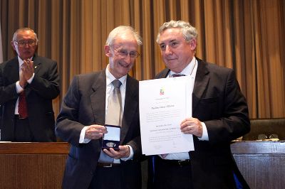 El profesor Paulino Varas de la Facultad de Derecho recibió la Medalla Juvenal Hernández, junto a un diploma que suscribe su distinción, este mediodía.