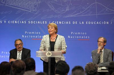 La Presidenta Michelle Bachelet, quien encabezó la ceremonia, agradeció el aporte y la contribución al país de los Premios Nacionales 2017.