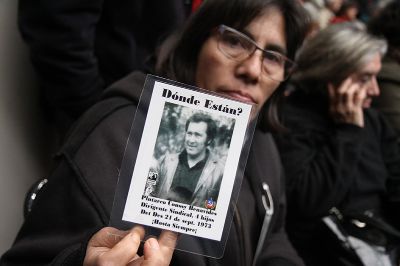 Este año  la U. de Chile, a través de la Cátedra, avanzó en el anuncio del reconocimiento de los estudiantes que no terminaron sus estudios por ser asesinados/as y desaparecidos/ as en dictadura.