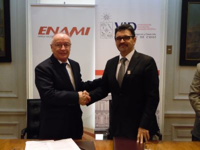 Vicerrector de Investigación y Desarrollo, Flavio Salazar, y Vicepresidente Ejecutivo de ENAMI, Jaime Pérez de Arce, se saludan después de la firma del acuerdo