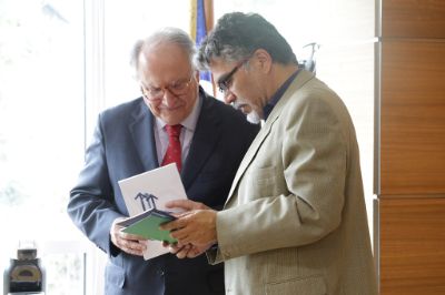 El Vicepresidente del Senado Universitario, Prof. Guillermo Soto, entregó al Presidente de la CNA, Alfonso Muga, documentos producidos por el Senado sobre la materia.