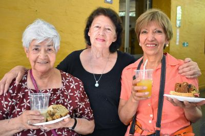 Teresa Ortiz; Ana Lobos, presidenta asociación jubilados APEUCH, y Teresa Díaz
