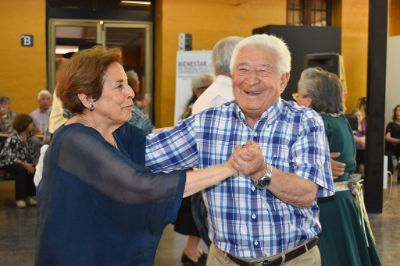Don José Palma en pleno baile con una de las jubiladas socias del Bienestar del Personal
