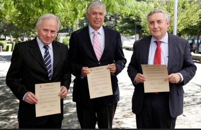 El Decano Roberto Neira, junto al Ministros Carlos Furche y el Rector de la U. de Chile, Ennio Vivaldi firmaron un acta de conmemoración por los 90 años de la fundación de la Facultad y los 50 años de