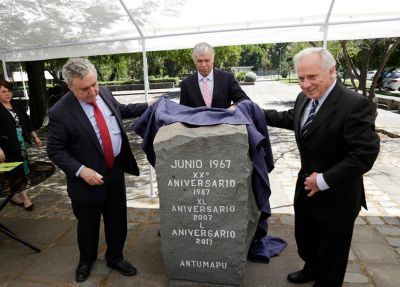 Las autoridades realizaron el descubrimiento del grabado en la primera piedra del Campus Antumapu.