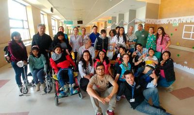 Personal del Hospital de Puerto Montt que asistieron al curso, junto a algunos de los más de 60 pacientes que recibieron atención en el marco de la capacitación.