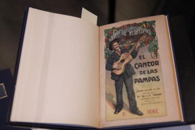 Estos libros rescatan la visión de la época plasmada por las canciones, y el contenido de la muestra "Momento Constituyente" para estimular la reflexión y el análisis en los colegios.