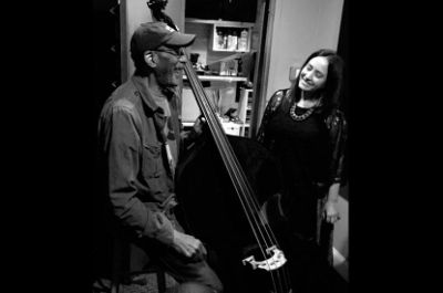 El legendario contrabajista estadounidense Ron Carter ha contribuido en más de 3.500 álbumes, siendo una de las figuras más relevantes en la historia del jazz.
