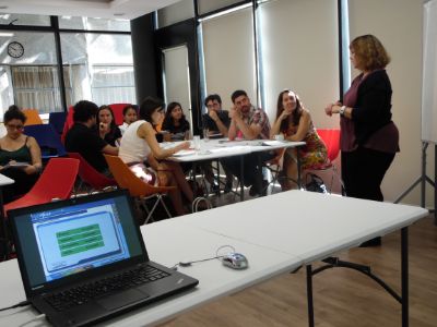 Investigadores de la U. de Chile participan en taller sobre los procesos de innovación en fármacos