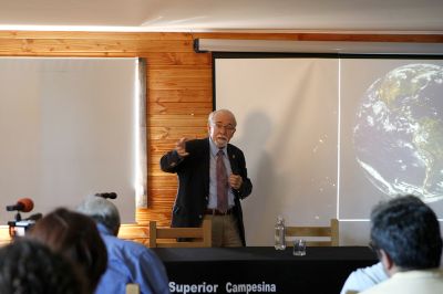 José Maza presentó una charla sobre el universo ante más de 70 personas.