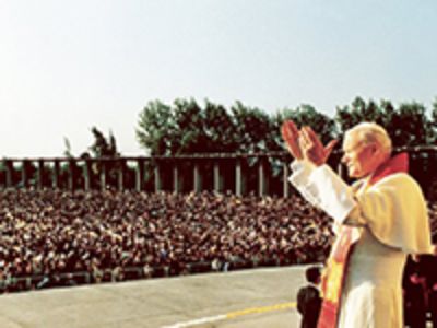Juan Pablo II visitó Chile durante la dictadura militar entre el 01 y 06 de abril de 1987.