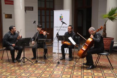 La ceremonia contó con la interpretación del conjunto de músicos de la Universidad de Chile, Cuarteto Vila. 