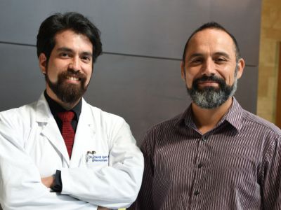Los doctores David Aguirre-Padilla y Rómulo Fuentes, quienes aplicaron este tratamiento.