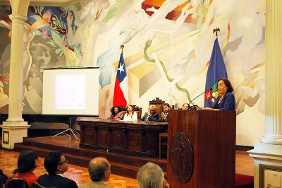 Loreto Rebolledo, coordinadora de la Cátedra Amanda Labarca, celebró que el eje de la jornada partiera reconociendo la existencia de desigualdades en la institución.